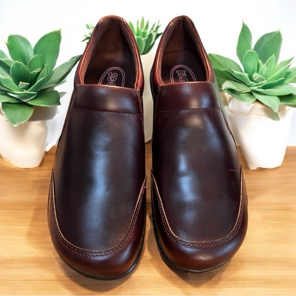 Klogs Other - Klogs Arbor Mahogany Smooth Loafers Sz 9.5 Medium Comfort on the Job‎ Non-slip.
